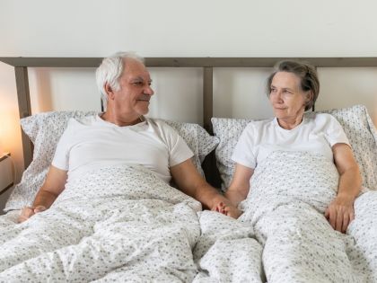 Žádné křížovky, ale postel: Dvě třetiny seniorů mají zájem o pohlavní život