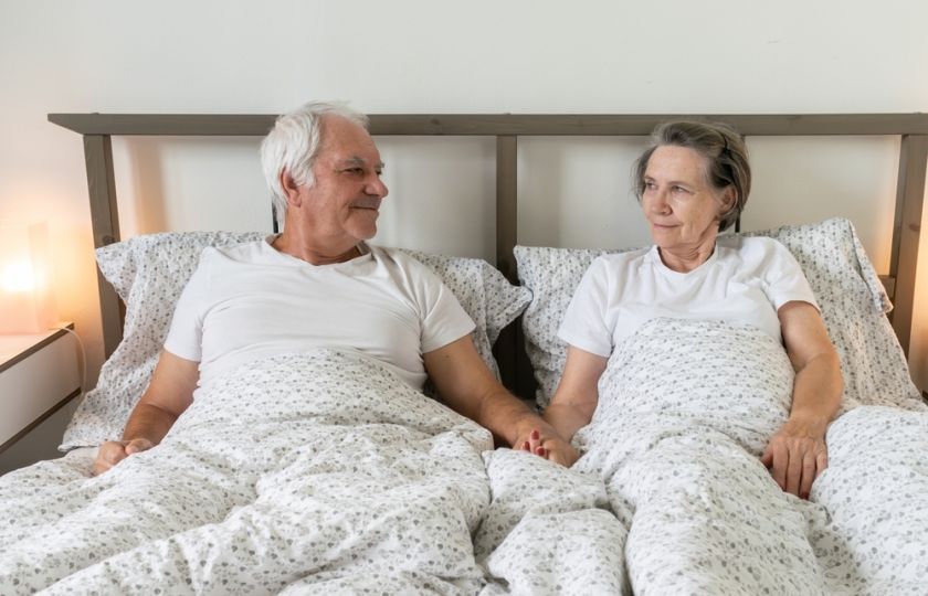Žádné křížovky, ale postel: Dvě třetiny seniorů mají zájem o pohlavní život