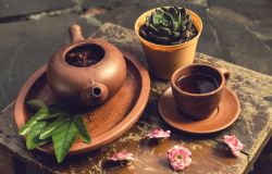 Meditace v šálku: S programátorem a čajovníkem Richardem Holajem o moudrosti skryté v čaji a jeho rituálech