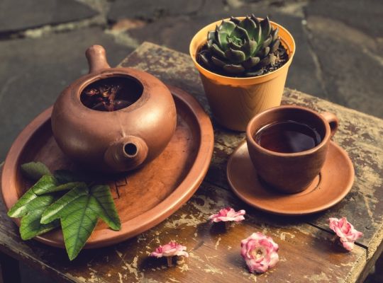 Meditace v šálku: S programátorem a čajovníkem Richardem Holajem o moudrosti skryté v čaji a jeho rituálech