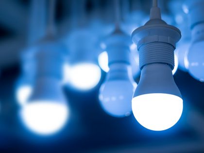 Předpisy na hlavu: USA zakazují svítit "zdravými" žárovkami