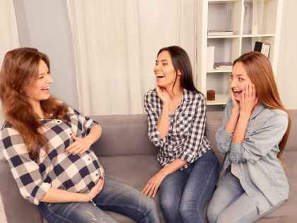 Jedna je těhotná, druhá ne. Proč dítě rozdělí i nejlepší kamarádky? 