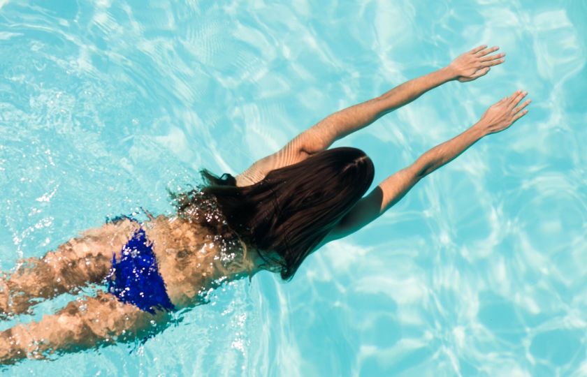 Proč byste měli letos v létě chtít začít s kondičním plaváním