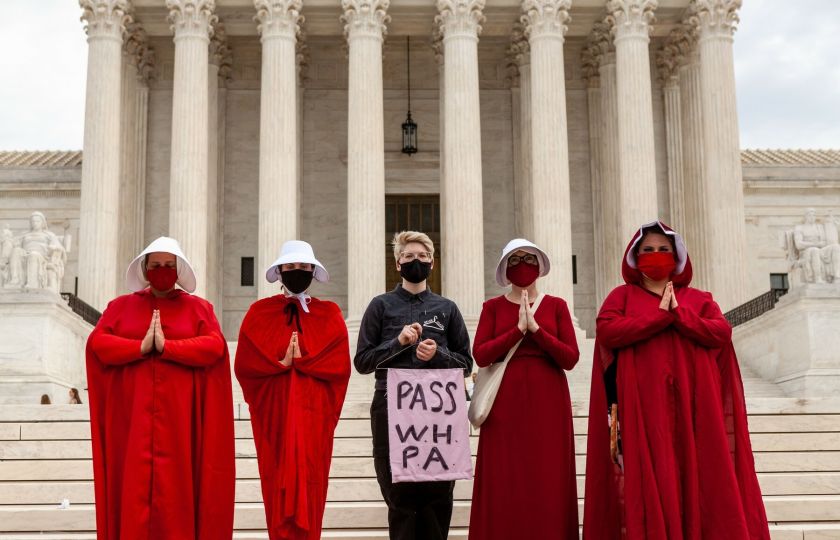 Čtvrtek Zdeňka Strnada: Zákaz potratů, pak antikoncepce. A co právo žen volit?