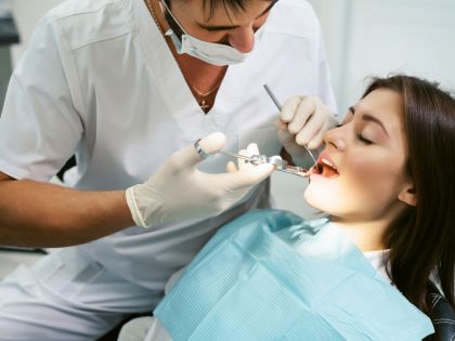 Víme, který zubař v Praze vám udělá kompletní vyšetření chrupu