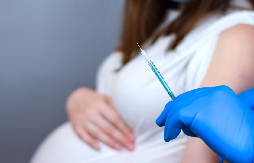 Těhotná dostala dvě různé covidové vakcíny. Co pak musela absolvovat?