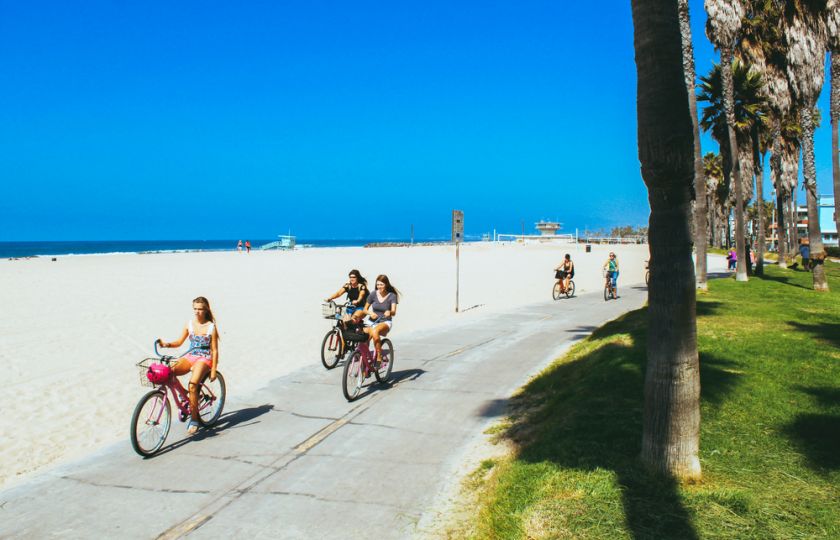 Trend cyklistů v ulicích jde nahoru i v Los Angeles. V Praze je ale ještě výraznější