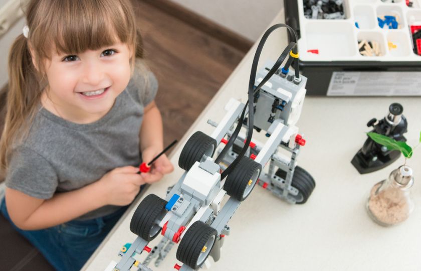 Lego odstraňuje ze stavebnic genderové stereotypy. S bagrem si mohou hrát i holky