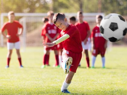 Hlavičkování ve fotbale způsobuje demenci. Británie ho už dětem zakázala