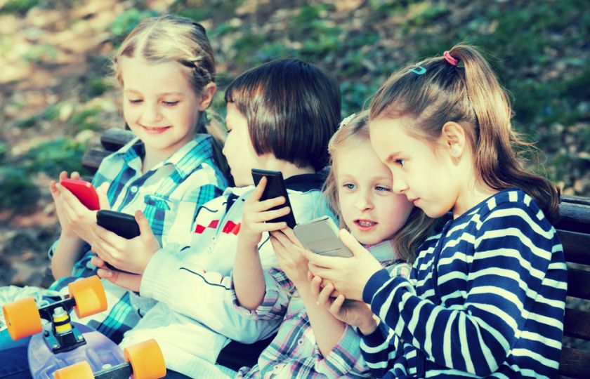 Řešení dilematu rodičů: V jakém věku má dítě dostat první chytrý telefon?
