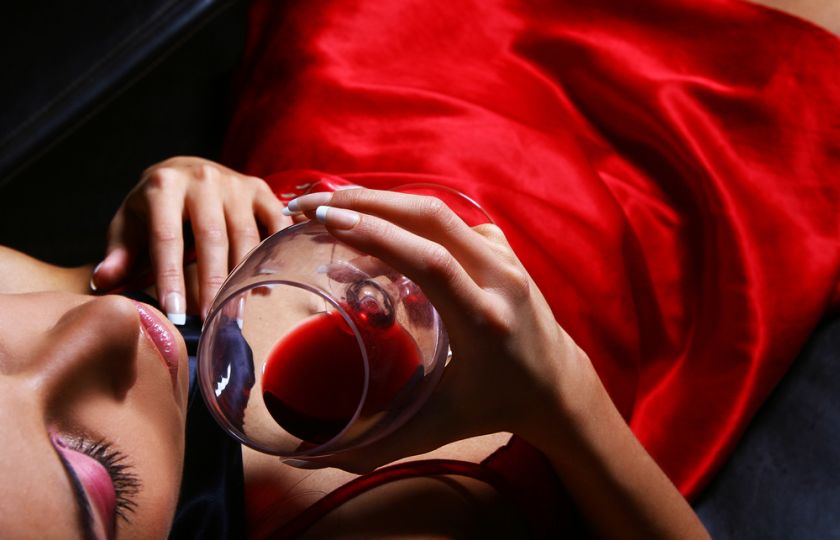 Chcete mít úžasný sex jako nikdy předtím? Pijte červené víno