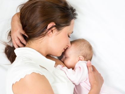 Noční můru rodičů – syndrom náhlého úmrtí kojenců – zažene dvouměsíční kojení!
