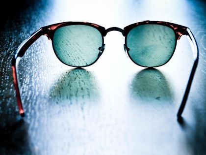 Abyste oči ochránili před sluncem, stačí málo: Třeba odložit sluneční brýle