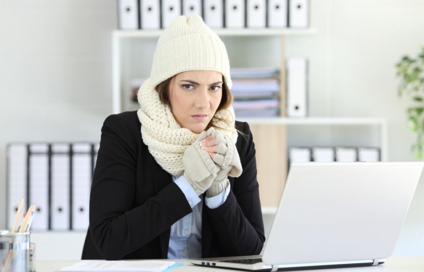 Už tu klimatizaci vypněte: Ženy se při práci cítí lépe, když je v kancelářích teplo