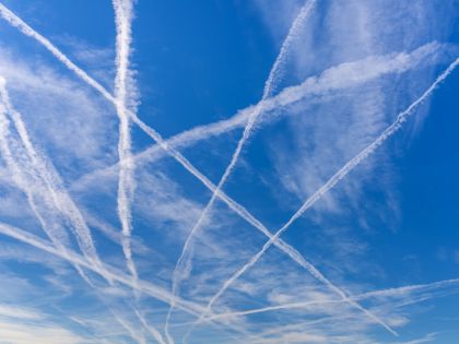 Chemtrails je hloupost, ale čáry za letadly planetu skutečně ohrožují