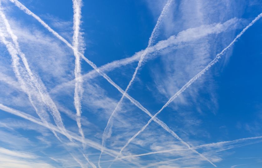 Chemtrails je hloupost, ale čáry za letadly planetu skutečně ohrožují