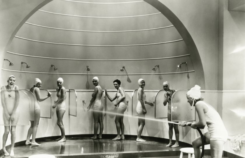 Temná historie sprchování: Sloužilo i jako krutá léčba psychických poruch