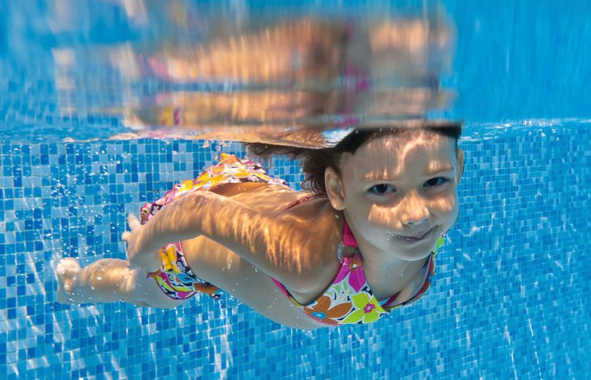Naučte dítě plavat ještě před dovolenou. Čeho se musíte držet, abyste to zvládli?