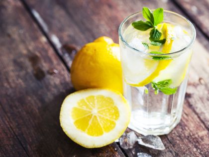 Podporuje hubnutí a kromě toho zvyšuje IQ: Dejte si vodu s citronem, jak ji máte rádi