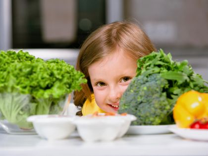 I děti se mohou stravovat vegansky, tvrdí odborníci. Jídlo se ale musí plánovat