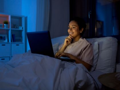 Spánková prokrastinace: Proč dáváme před spaním přednost brouzdání po síti?