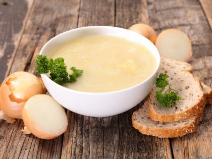 Fit recepty od Freshbedýnek: Cibulová smetanová polévka