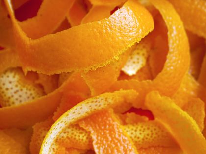 Tuny pomerančových šlupek vytvořily z neúrodné krajiny něco úžasného!