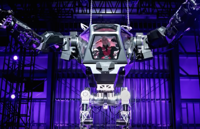 Video: Jako superpadouch! Miliardář Jeff Bezos navlékl robotický oblek. 
