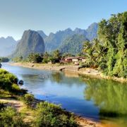 Laos je jednou z méně turistických zemí, která je stále ještě celkem netknutá civilizací. Plavba po řece Mekong se zde stane více, než jen vyhlídkovou jízdou, ale proud vody vás odnese na exkurzi po asijských dějinách.