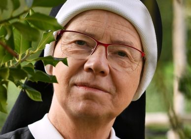 „Když si zlomím nohu, modlitba nestačí.“ Sestra Angelika otevřeně o depresi, víře i životě v klášteře