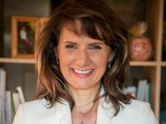 Estetické operace prsou mají zdravotní rizika. Bohužel se o nich nemluví, říká odbornice na ženské zdraví