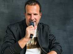 Nevzdat se při prvním neúspěchu. S nevidomým zpěvákem a klavíristou Janem Jarešem o životě ve tmě