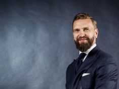 Olizování lžiček a gumáky do restaurace. Někteří lidé se na dovolené uvolňují až příliš, říká lektor etikety