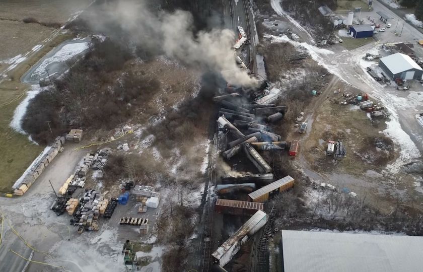 Nehoda vlaku v Ohiu je ekologická katastrofa. Jde o druhý Černobyl?