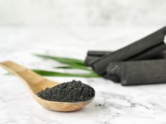 Aktivní uhlí může zachránit život. V zubní pastě ani masce od něj ale nic nečekejte 