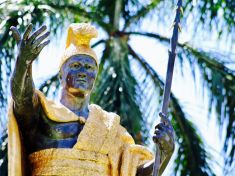 Kalendárium: Den legendárního krále, který prý zvedl kámen o váze 2,5 tuny, měl 30 manželek a sjednotil znepřátelené ostrovy