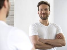 Muži věří, že jsou díky pornu lepší v posteli. Opak je ale pravdou