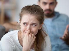 Předbíhání, škádlení i hovory o jídle. 10 obyčejných situací, které dokážou aktivovat trauma z dětství