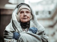 Život na ulici se mění. Končí na ní i senioři, kteří nemají na nájem, líčí streetworkerka