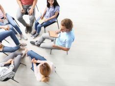 Konstelace: Tajemný rituální zážitek nebo pomoc při řešení problému?