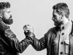 Pocity nejsou jen pro holky. Pro psychiku mužů je zásadní bratrství