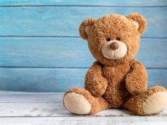 Kde mám plyšáka? Čtyřicet procent dospělých je objímá častěji než partnera. A vy byste měli také