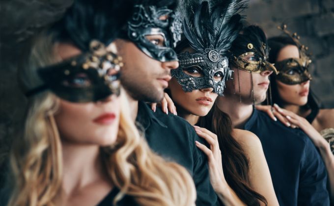 Večer mezi cizími těly: Proč může swingers vztah spíš upevnit než rozbít