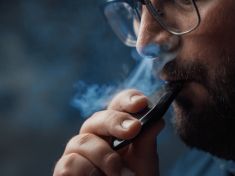 Vaping jako mužský strašák: Může zmenšit varlata a zabít spermie 