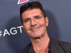 Červenými brýlemi proti migréně. Netradiční pomoc propaguje i Simon Cowell