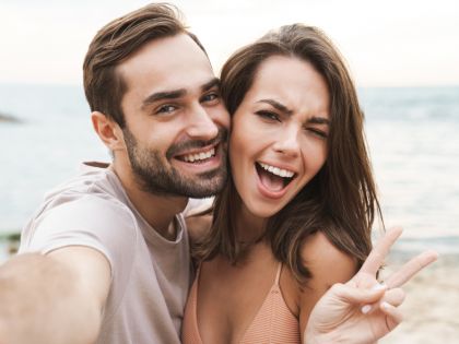 Potvrzeno: Šťastné páry dávají na sociální sítě méně fotek