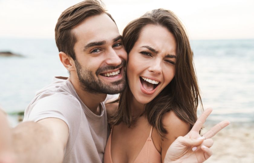Potvrzeno: Šťastné páry dávají na sociální sítě méně fotek