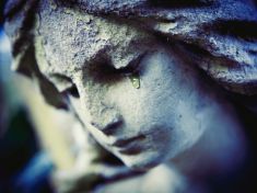 Od nesnesitelné bolesti k amnézii: Truchlení po zesnulém připomíná porod