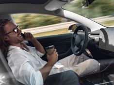 Autopiloti mají eliminovat lidské chyby. Lze jim ale věřit?