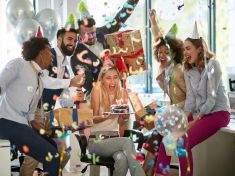 Pravé přátelství na pracovišti je mýtus: Kolegy si raději držte od těla